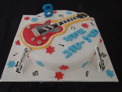 עוגת יום הולדת  לבנים גיטרה בפיסול וציור