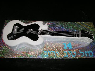 עוגת יום הולדת לבנים גיטרה חשמלית