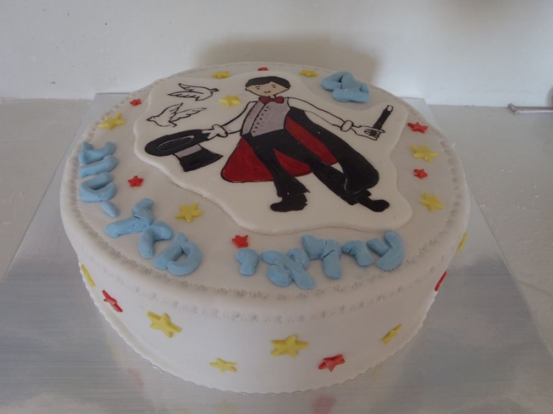 עוגת יום הולדת  לבנים קוסם מעוצבת