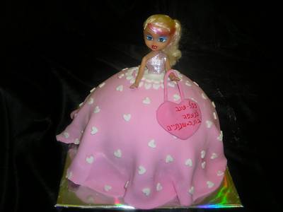 עוגת יום הולדת לבת בראץ בובה עומדת