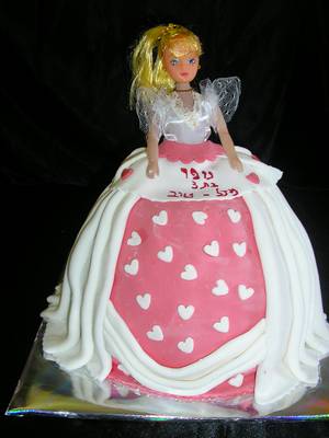 עוגת יום הולדת לבת ברבי בובה עומדת