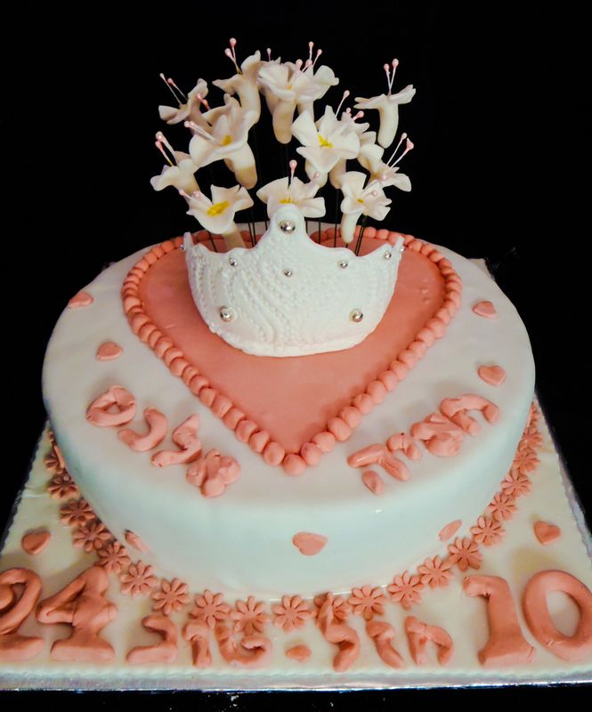 עוגת יום הולדת לבת כתר מפוסל ופרחי ליליות