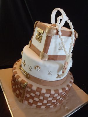 עוגת יום הולדת לואי וויטון ב 3 קומות