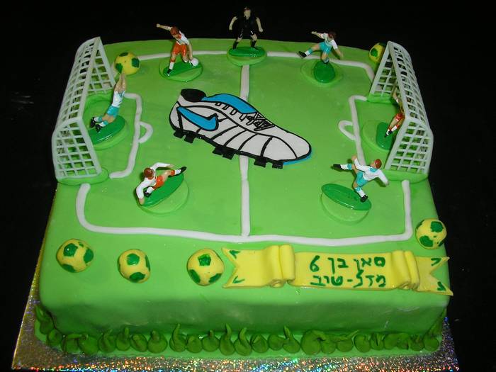 עוגת יום הולדת מגרש כדורגל נעל נייק
