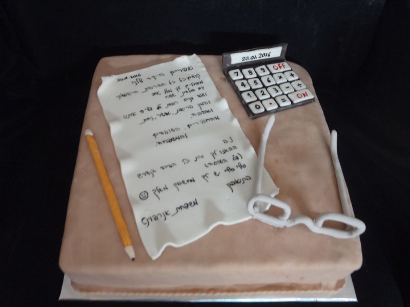 עוגת יום הולדת מחשב משקפיים מיכתב ועיפרון