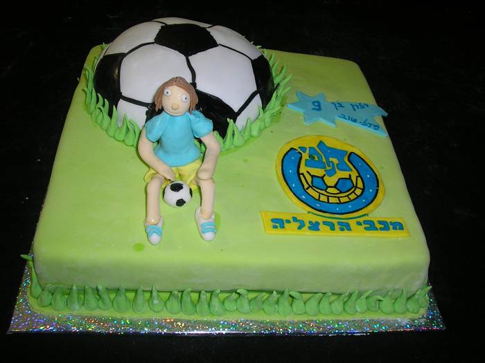 עוגת יום הולדת מכבי הרצליה עם כדור כדורגל כעוגה