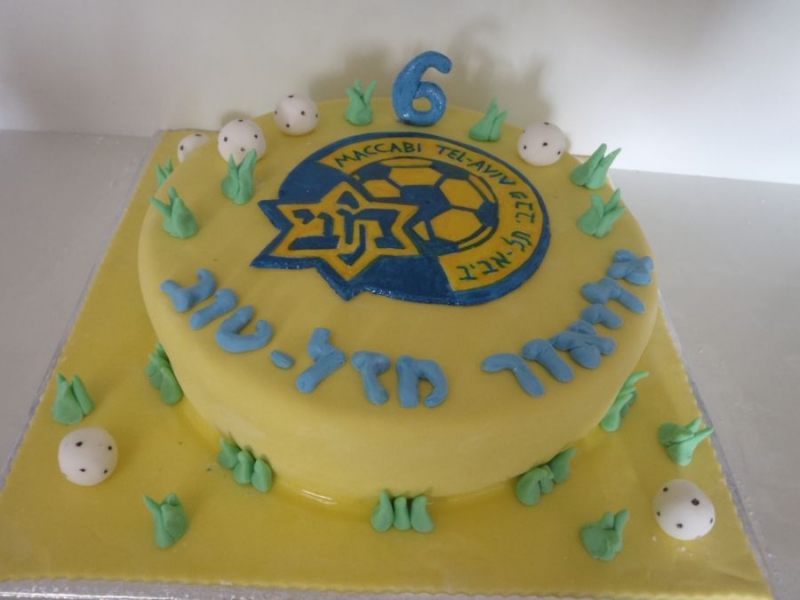 עוגת יום הולדת מכבי תל אביב כדורגל וכדורים מפוסלים