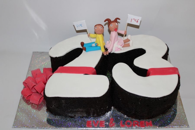 עוגת יום הולדת מספר כעוגה ואיב ולורן מפוסלים