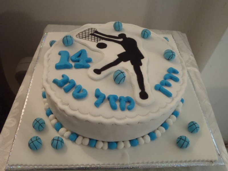 עוגת יום הולדת מעוצבת כדורסל שחור לבן