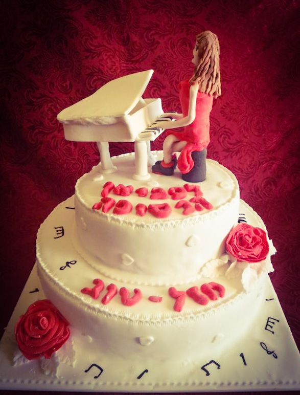עוגת יום הולדת מפוסלת בנות פסנתר כנף