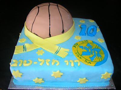 עוגת יום הולדת מרובעת וכדור כדורסל מכבי תל אביב