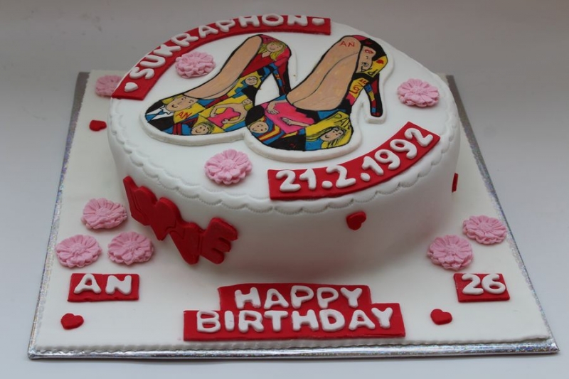 עוגת יום הולדת נעל עקב מצויירת
