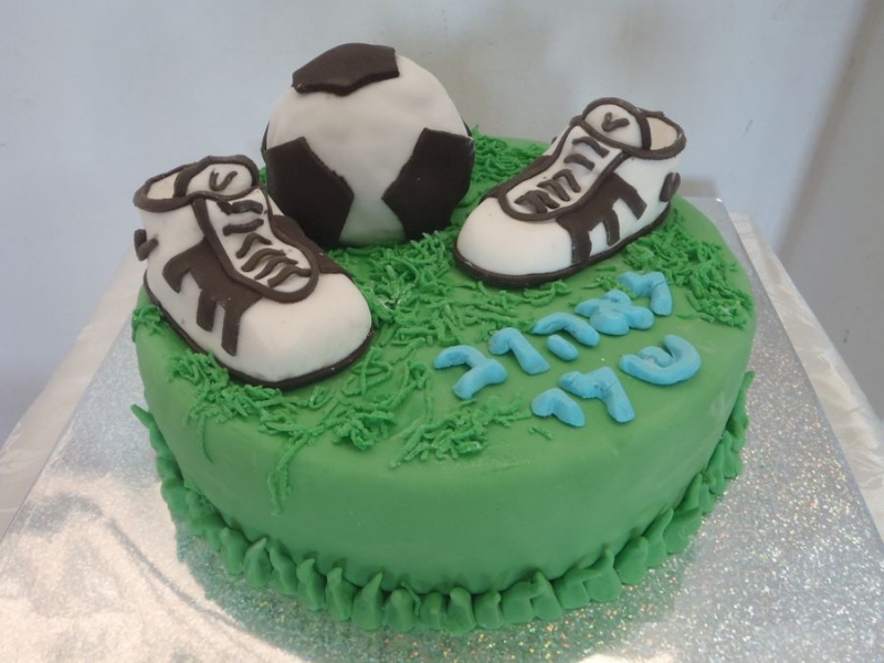 עוגת יום הולדת נעלי כדורגל אכילים וכדור מעוגה