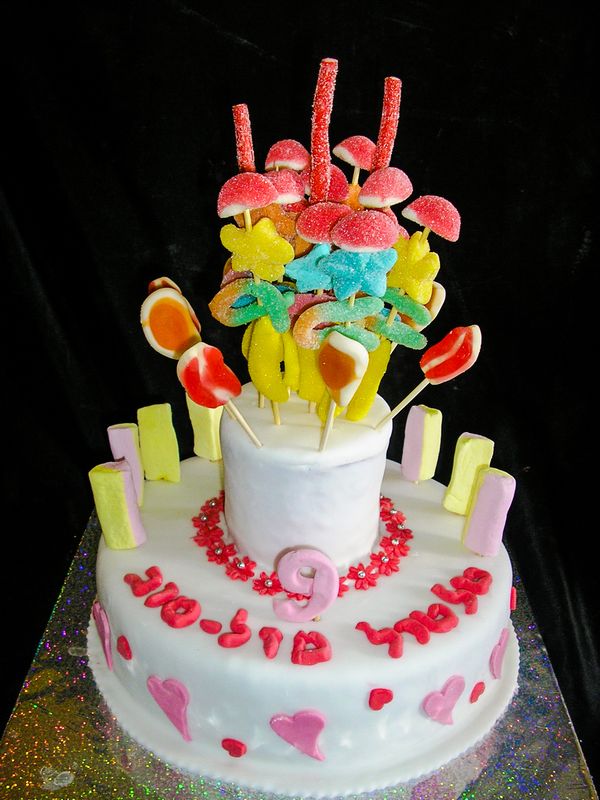עוגת יום הולדת עולם הממתקים עם מרשמלו וגומים