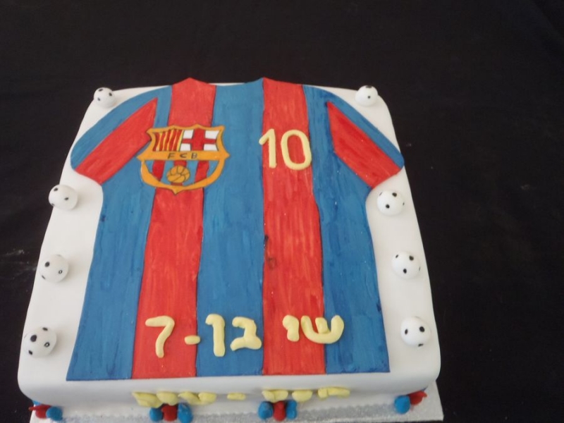 עוגת יום הולדת עם חולצת ברצלונה