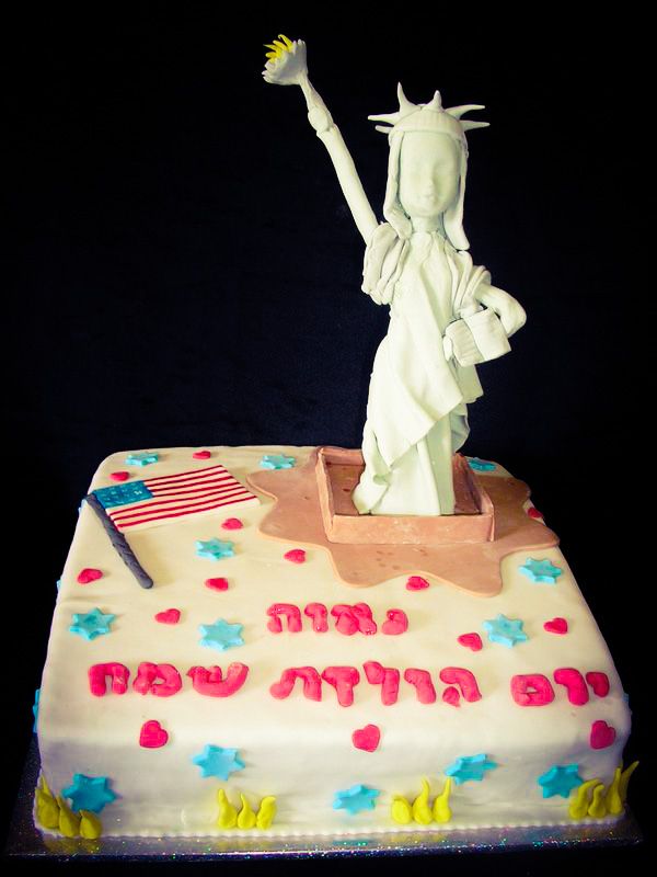עוגת יום הולדת פסל חרות מפוסל