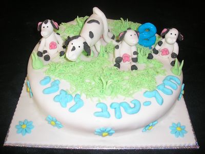 עוגת יום הולדת פרה פרות מפוסלות