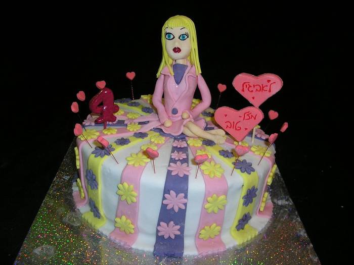 עוגת יום הולדת פרחים ו בובה לבת