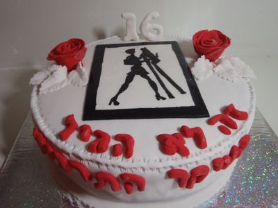 עוגת יום הולדת ציירת שחור לבן ו שושנים אדומות