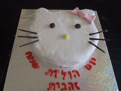 עוגת יום הולדת ראש מעוצב כעוגה הלו קיטי