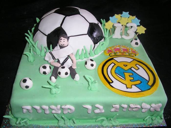 עוגת יום הולדת ריאל מדריד כדור כדורגל שחקן ולוגו