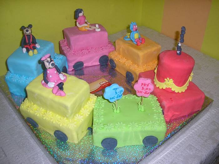 עוגת יום הולדת רכבת וקרונות עם דורה ובוץ מיקי ומיני מאוס