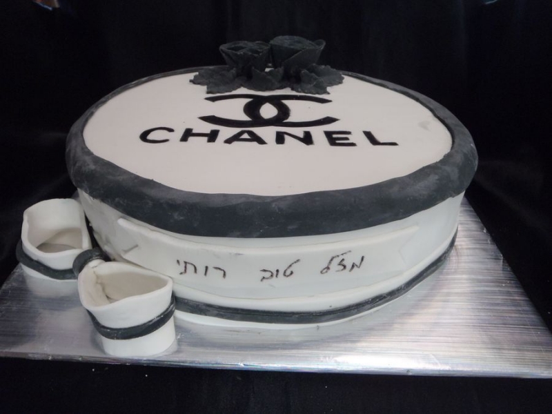 עוגת יום הולדת שאנל מעוצבת לאישה
