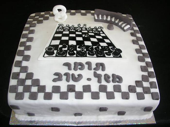 עוגת יום הולדת שחמט + פסנתר לבן