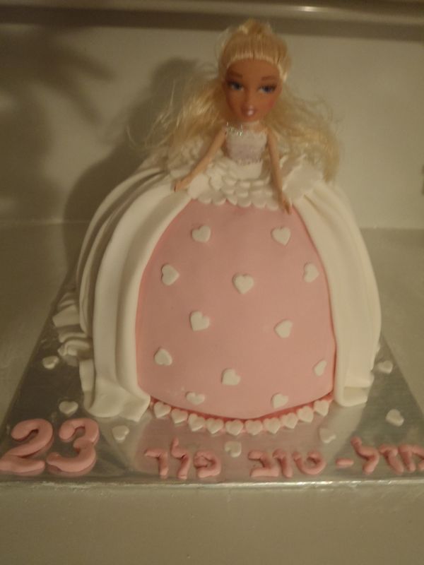 עוגת יומולדת בובה עומדת