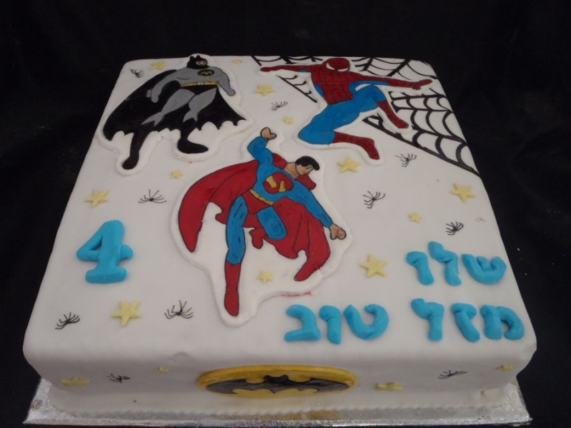 עוגת ספיידרמן סופרמן ובאטמן לבן