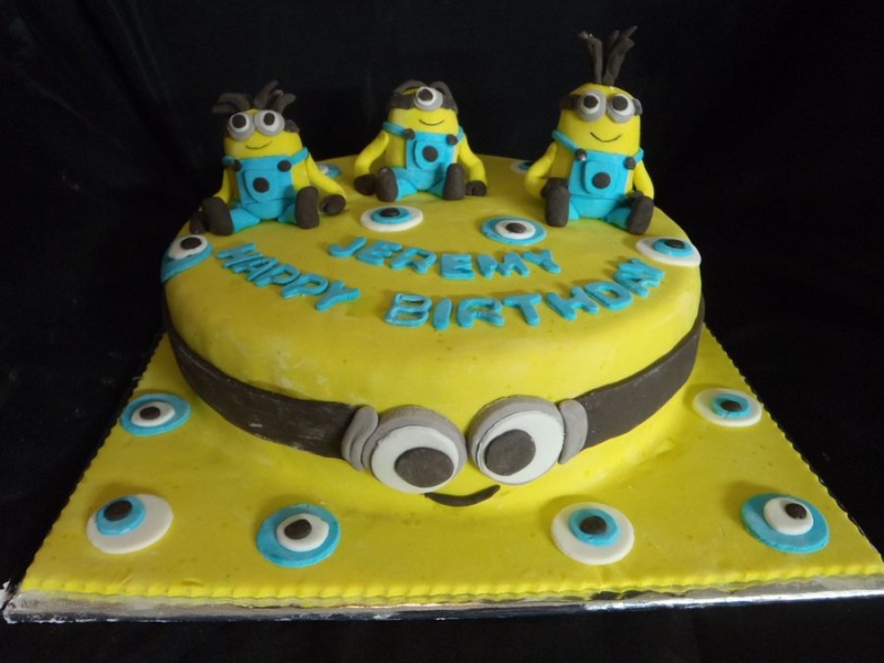 עוגת יום הולדת מניונים מפוסלים